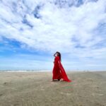 Sayantika Banerjee Instagram - Mon Bheshe Jae Tor Nesha te…..❤️ #withlovesayantika #bangladesh 🇧🇩 #songshoot #lovesong #romantic #instagood #trending #sayantikabanerjeeofficial Cox's Bazar, Bangladesh