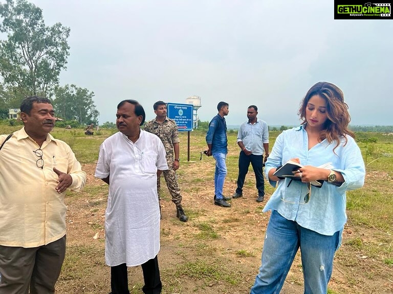 Sayantika Banerjee Instagram - Bankura District Chhatna Panchayat Samity and BDO office visit… #pasheachibankura #susuniahills