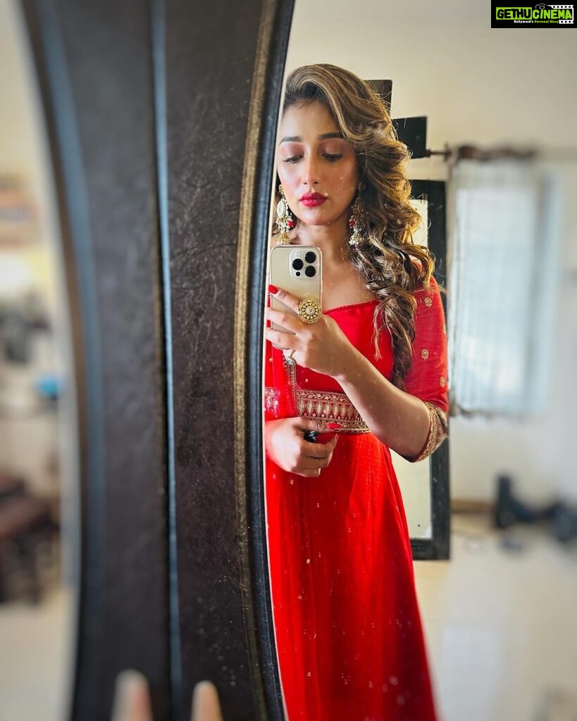 Sayantika Banerjee Instagram - Current Status: I respectfully Don’t Care 🙏🏻🥴🌹 Good Morning 🌼 #withlovesayantika #morningngvibes #mirrorselfie #sayantikabanerjeeofficial