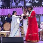 Sayantika Banerjee Instagram - মহানায়ক সম্মান ২০২৩ আমাকে এই বৃহত্তর সম্মানের যোগ্য ভাবার জন্যে আমি ধন্যবাদ জানাই আমার মাতৃসমা মাননীয়া মুখ্যমন্ত্রী শ্রীমতি মমতা বন্দ্যোপাধ্যায় @mamataofficial এবং তথ্য ও সংস্কৃতি দপ্তর পশ্চিমবঙ্গ ও সর্বোপরি আমার দর্শক। সম্মান ও ভালোবাসা এক শিল্পীর সারা জীবনের সম্পদ, এই সম্মান আরও ভালো করে কাজ করার অনুপ্রেরণা দেবে। ধন্যবাদ🙏🏻