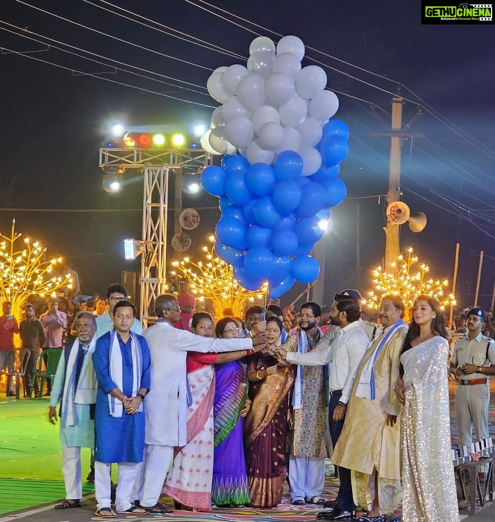 Sayantika Banerjee Instagram - Thank you very much @DM_Bankura Sir and @spbankura Sir for inviting me to Bankura Durga Puja Carnival 2023. Was overwhelmed to see Bankura’s rich Heritage Art & Culture brimming with Lights,Colours,Celebrations and Positivity. #pashachibankura #Bankura #westbengal