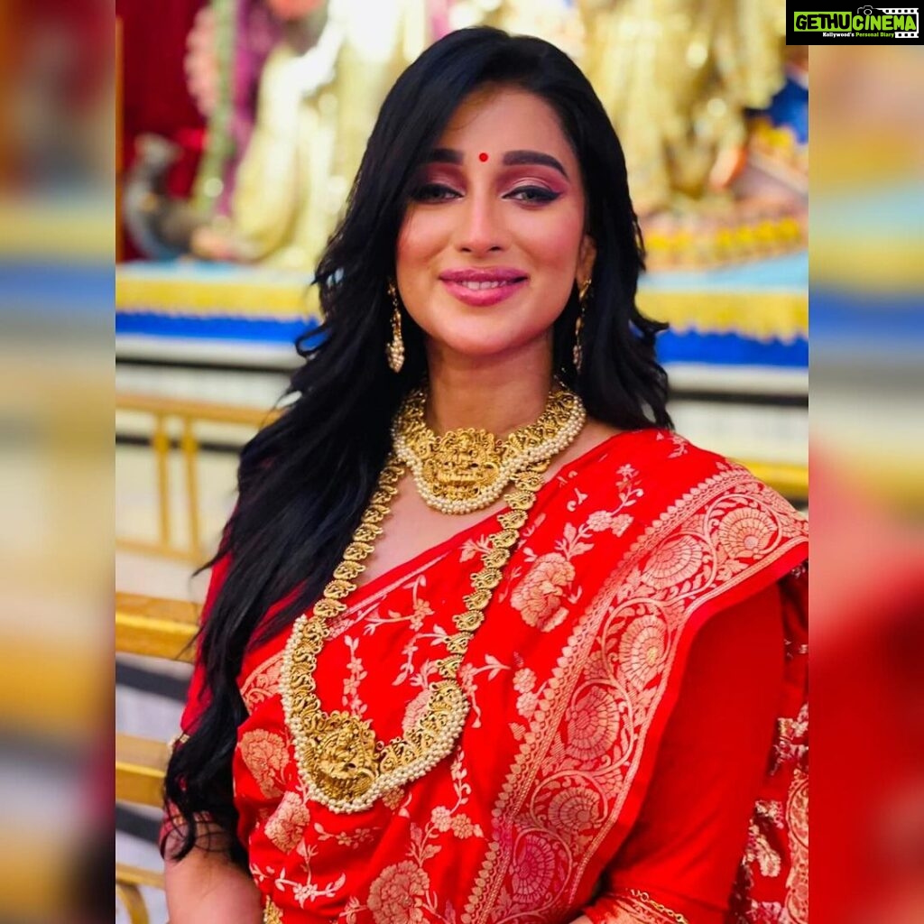 Sayantika Banerjee Instagram - আজ তো অঞ্জলি দিতে হবে, অষ্টমী না? #duggadugga #durgapuja2023 #TeamSB Makeup 💄- @sahababusona Hair- @btwits_naaz_ Styling - @sandip_jaiswal Saree- @rangoliindia Assisted by @arup9099 @am.it4259 @goutambhowmik12