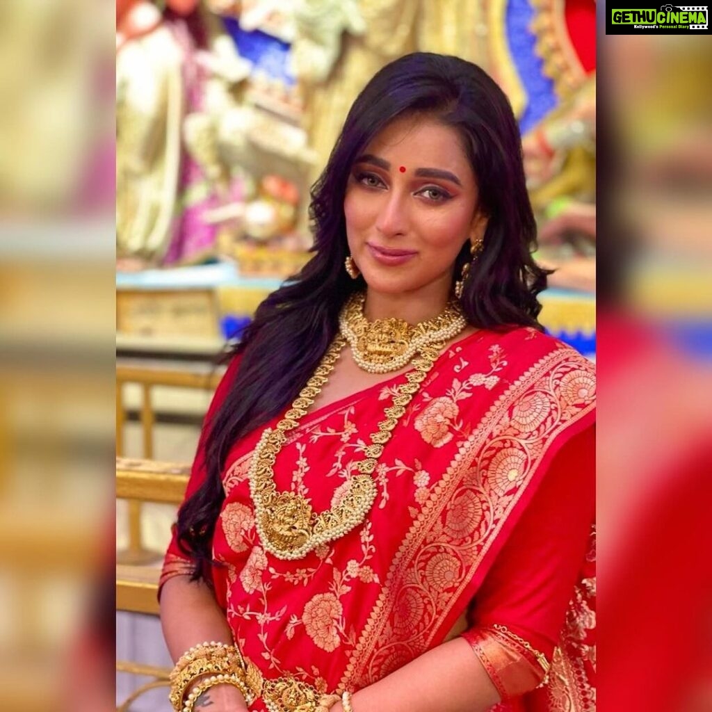 Sayantika Banerjee Instagram - আজ তো অঞ্জলি দিতে হবে, অষ্টমী না? #duggadugga #durgapuja2023 #TeamSB Makeup 💄- @sahababusona Hair- @btwits_naaz_ Styling - @sandip_jaiswal Saree- @rangoliindia Assisted by @arup9099 @am.it4259 @goutambhowmik12