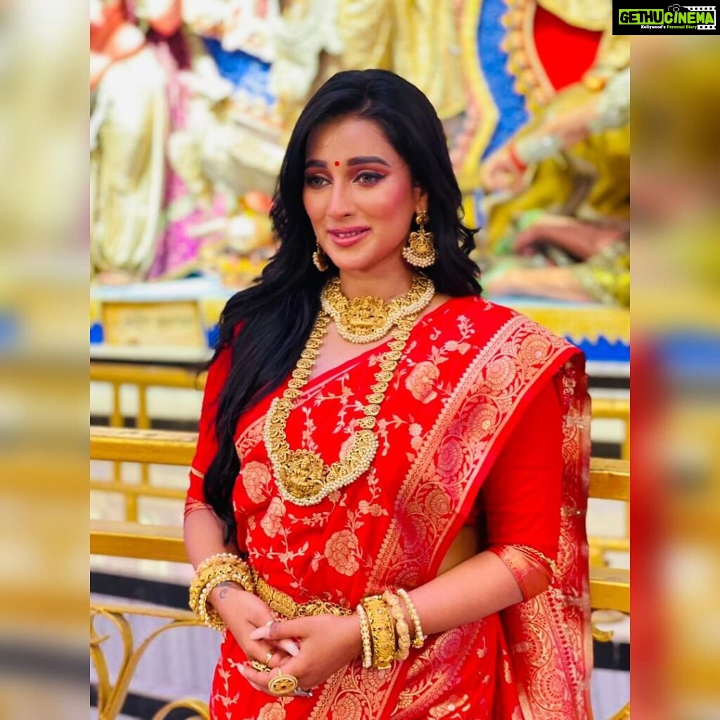 Sayantika Banerjee Instagram - আজ তো অঞ্জলি দিতে হবে, অষ্টমী না? #duggadugga #durgapuja2023 #TeamSB Makeup 💄- @sahababusona Hair- @btwits_naaz_ Styling - @sandip_jaiswal Saree- @rangoliindia Assisted by @arup9099 @am.it4259 @goutambhowmik12