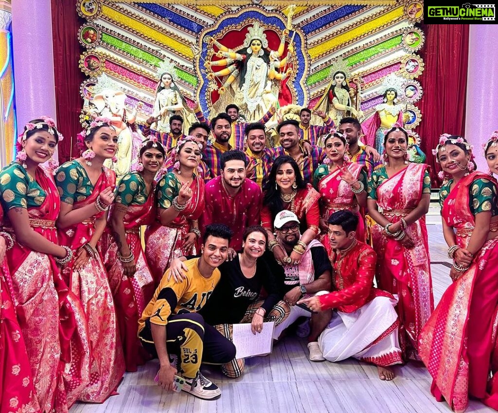 Sayantika Banerjee Instagram - Subho Mahalaya🙏🏻 Shot for the Theme Song of Sreebhumi Sporting Club with Sujit Da, @sujitboseofficial Samudra @samudrabose20 and others with my favourite Choreographer , My Teacher @soujitdas @somalidas78 and their Team BeatBusters A Catchy Track Awaiting for you guys …Stay Tuned #withlovesayantika Makeup- @sahababusona Hair- @btwits_naaz_ Styling- @sandip_jaiswal Saree - @rangoliindia Accessories- Team Sayantika- @am.it4259 @goutambhowmik12 #durgapuja2023 #sayantikabanerjeeofficial #themesong #sreebhumisportingclub2023