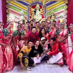 Sayantika Banerjee Instagram - Subho Mahalaya🙏🏻 Shot for the Theme Song of Sreebhumi Sporting Club with Sujit Da, @sujitboseofficial Samudra @samudrabose20 and others with my favourite Choreographer , My Teacher @soujitdas @somalidas78 and their Team BeatBusters A Catchy Track Awaiting for you guys …Stay Tuned #withlovesayantika Makeup- @sahababusona Hair- @btwits_naaz_ Styling- @sandip_jaiswal Saree - @rangoliindia Accessories- Team Sayantika- @am.it4259 @goutambhowmik12 #durgapuja2023 #sayantikabanerjeeofficial #themesong #sreebhumisportingclub2023