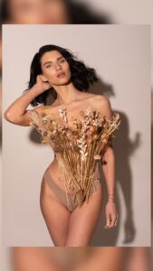 Scarlett Mellish Wilson Instagram - Wild flowers ! This shoot has been in the making almost 3 years .. and on Monday @nadia_calipa and myself got to fulfil and execute her beautiful vision ! 

“I CHOOSE TO WEAR A BREASTPLATE OF FLOWERS TO PROTECT MYSELF - I EXPOSE MY VULNERABILITIES & NONOUR MY AUTHENTIC SELF FOR THIS IS HOW I OBTAIN TRUE INTIMACY WITH MYSELF & OTHERS!”
 
Thankyou Nadia !

Credits to @hairstylist_jessiegoodchild @colourbyjadeharley  @johansfordsalon on hair ! 
@alumiermd on skin 
@trinnylondon @trinnywoodall on make up 
@allevenbeauty body