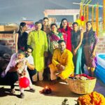 Seema Singh Instagram - family 🌈❤️🙏 जय छठी मैया 😇🙏 . . . #jaichhathimaiya🙏 #bihar #barbigha #family #sandhyaaragh🙏🙏 Barbigha