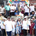 Seema Singh Instagram - आज मैं भारतीय जनता पार्टी एवं महानगरपालिका मुंबई और लालजी पाड़ा कांदिवली पश्चिम के नगरसेवक @kamleshyadav1802 जी के आमंत्रण पर स्वच्छता अभियान की हिस्सा बनी ...इस मुहिम का हिस्सा बनकर मुझे बहुत अच्छा लगा..मैं इसके लिए देश के और इस मुहिम के रचनाकार यशस्वी प्रधानमंत्री आदरणीय नरेंद्र @narendramodi जी का आभार प्रकट करती हूं..साथ ही लालजीपाड़ा के नगरसेवक कमलेश यादव जी ,भाजपा कांदिवली पश्चिम मुंबई, एवं महानगरपालिका मुंबई का इस सफल आयोजन के लिए और मुझे इस अभियान से जोड़ने के लिए धन्यवाद करती हूं. स्वच्छ समाज स्वच्छ भारत स्वच्छ देश एक कदम स्वच्छता की ओर.... आपकी सीमा सिंह अभिनेत्री सह नेत्री प्रदेश महासचिव (बिहार प्रदेश यूथ विंग) लोजपा रामविलास