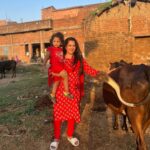 Seema Singh Instagram - जो बात गाँव में है वो शहर में कहा ….🐄🌴🌳🌫️ . . . #village #hometown #greenery #happiness