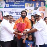 Seema Singh Instagram - आज मैं भारतीय जनता पार्टी एवं महानगरपालिका मुंबई और लालजी पाड़ा कांदिवली पश्चिम के नगरसेवक @kamleshyadav1802 जी के आमंत्रण पर स्वच्छता अभियान की हिस्सा बनी ...इस मुहिम का हिस्सा बनकर मुझे बहुत अच्छा लगा..मैं इसके लिए देश के और इस मुहिम के रचनाकार यशस्वी प्रधानमंत्री आदरणीय नरेंद्र @narendramodi जी का आभार प्रकट करती हूं..साथ ही लालजीपाड़ा के नगरसेवक कमलेश यादव जी ,भाजपा कांदिवली पश्चिम मुंबई, एवं महानगरपालिका मुंबई का इस सफल आयोजन के लिए और मुझे इस अभियान से जोड़ने के लिए धन्यवाद करती हूं. स्वच्छ समाज स्वच्छ भारत स्वच्छ देश एक कदम स्वच्छता की ओर.... आपकी सीमा सिंह अभिनेत्री सह नेत्री प्रदेश महासचिव (बिहार प्रदेश यूथ विंग) लोजपा रामविलास