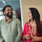 Seema Singh Instagram - Bewajah खुश raho😊 Wajah bahut महँगी hai 💯 Tum यूही मुस्कुराते raha karo😊 तभी तो zindagi खूबसूरत hai ❤️ . . . . #lifepatner #husbandandwife #friendforlifetime #photooftheday #truefriends #bff #myeverything