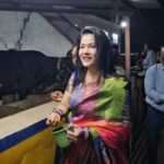 Seema Singh Instagram - बरे ही सौभाग्य की बात है गाय माता की सेवा करना।।ये सौभाग्य मुझे भी प्राप्त हुआ बरबीघा गौशाला में इनको चना गुड़ खिलाकर।। साथ मे चिंटू भैया , सुमन जी, दीपू जी।।।।।. . . . #bihar #barbigha #gaumata #trending #photooftheday Barbigha