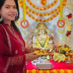 Seema Singh Instagram - बप्पा आये और बप्पा के जाने का समय आ गया,मन तो नहीं करता है उनको विदा करने का ,पर यही रीति है,देड दिन के लिये आते है और साल भर का आशीर्वाद दे कर जाते है , और फिर अगले साल बप्पा के आने का इंतज़ार रहता है,बहोत कुछ दिया है बप्पा बस ऐसे ही अपना साथ और आशीर्वाद अपने भक्तों पर बनाये रखे , गणपति बप्पा मोरया😇 मंगल मूर्ति मोरया🙏 #ganpatibappamorya #lastday #ganpati2023 Mumbai, Maharashtra