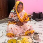 Seema Singh Instagram - माँ ❤️ लोक आस्था, पवित्रता व सूर्य उपासना के महापर्व छठ पूजा के प्रथम अनुष्ठान *नहाय खाय* की हार्दिक शुभकामनाएं.. 🌺जय छठी मइया🌺🙏 Barbigha