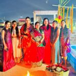 Seema Singh Instagram - family 🌈❤️🙏 जय छठी मैया 😇🙏 . . . #jaichhathimaiya🙏 #bihar #barbigha #family #sandhyaaragh🙏🙏 Barbigha