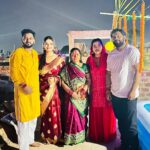Seema Singh Instagram - family 🌈❤️🙏 जय छठी मैया 😇🙏 . . . #jaichhathimaiya🙏 #bihar #barbigha #family #sandhyaaragh🙏🙏 Barbigha