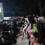 Seema Singh Instagram - बरे ही सौभाग्य की बात है गाय माता की सेवा करना।।ये सौभाग्य मुझे भी प्राप्त हुआ बरबीघा गौशाला में इनको चना गुड़ खिलाकर।। साथ मे चिंटू भैया , सुमन जी, दीपू जी।।।।।. . . . #bihar #barbigha #gaumata #trending #photooftheday Barbigha