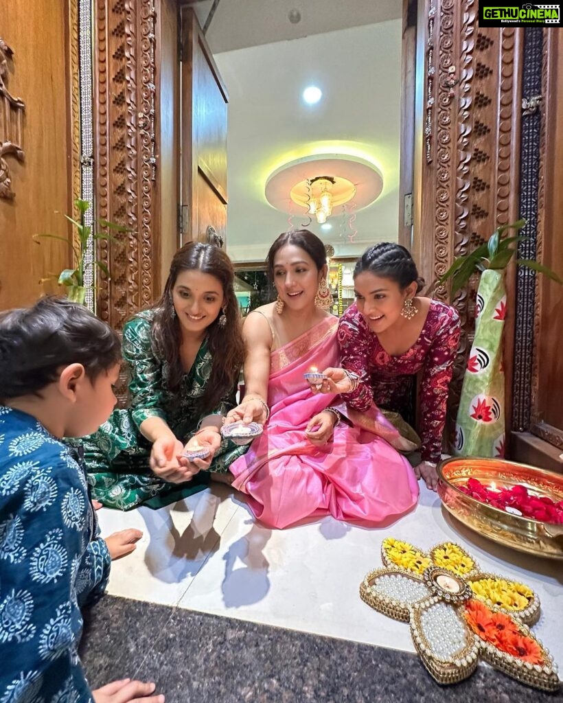 Shakti Mohan Instagram - With the ones who light up my world 🫶🏼 Happy Deepavali sabko 🪔 May this year bring you a lot joy, success & happiness 💫 #familywalidiwali Outfit : @sobariko @dipublicrelations Jewellery: @kushalsfashionjewellery Styling : @shreyandurjastyle Home