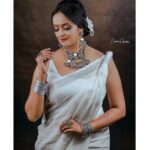 Shalu Menon Instagram - ❤️❤️❤️ DOP-@sachinchandraphotography MUA-@sandrabeautyparlour STYLING-@Vasudevan.arun COURTESY-@jayakerala_visualcollections #photographylovers #trending #lovequotes #colours #dancer #actresses #pictures #reelitfeelit #reelit #vedio #trendingfashion #fashion