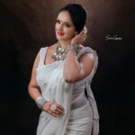 Shalu Menon Instagram - ❤️❤️❤️ DOP-@sachinchandraphotography MUA-@sandrabeautyparlour STYLING-@Vasudevan.arun COURTESY-@jayakerala_visualcollections #photographylovers #trending #lovequotes #colours #dancer #actresses #pictures #reelitfeelit #reelit #vedio #trendingfashion #fashion