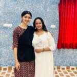 Shalu Menon Instagram - Gud mrng all ….. full swing rehersals have started … thnks divyachechi for getting down all the way from US to made more colour to our keli 2023 ❤️ #dance #programm #shalumenon #actresslife #dancereels #choreography