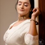 Shalu Menon Instagram - I think of photography like therapy ….. gud mrng all…. Mua-@lebanon_bridal_makeovers Dop-@lookswedd_photography Styling-@vaigaboutiquebyshalumenon #shalumenon#actresslife #actress #instagood #instalove #dancereels #dancevideo #photography #trendingreels #trending #malayalamactresses #classicaldance #indianclassicaldance #music
