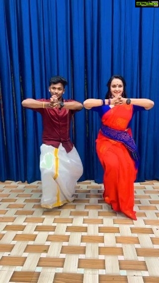 Shalu Menon Instagram - ♥️🤍 Dancers : @shalumenonhere @sandeepsukumaran2014 . . . . . 🔼Follow Us @indian_classical_dancers_2021 🔼Keep Supporting Me 🔼Tag💫Like💫Comment 🔼Daily Post 💯✨ . . . . Follow Us➡️ @indian_classical_dancers_2021 Follow Us➡️ @indian_classical_dancers_2021 Follow Us➡️ @indian_classical_dancers_2021 . . . . . #reelsinstagram #reelitfeelit #reels #keralabeauty #keralam #keralaphotos #explore #entekeralam #photograph #canonphotography #photography #chilanga #classicaldancers #indianclassicaldance #keralaclassicaldance # photooftheday #chilanka #chilankalove #chilanga #kerala #treditional #dance #love #keralabride #keralaattraction #keralagram #dancecover #keralagodsowncountry #keralavibes #keralagallery