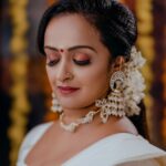 Shalu Menon Instagram - Onam shoot for @shalumenonhere Makeup @sandrabeautyparlour 📸 @sachinchandraphotography #onamshoot #onam #onamcelebration #nadan #makeup #mannar #makeupartistmavelikara #celebrity #makeupshoot #onamphotoshoot Sandra Beauty Parlour