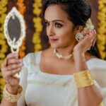 Shalu Menon Instagram - Hapoy onam..💕💕 #onamspecial #onamvibes #onamfestival #culture #indianculture #traditional #jewellery #art #artist #performer #performanceartist #bharathnatyam #photo #photography #photographylovers #photographer