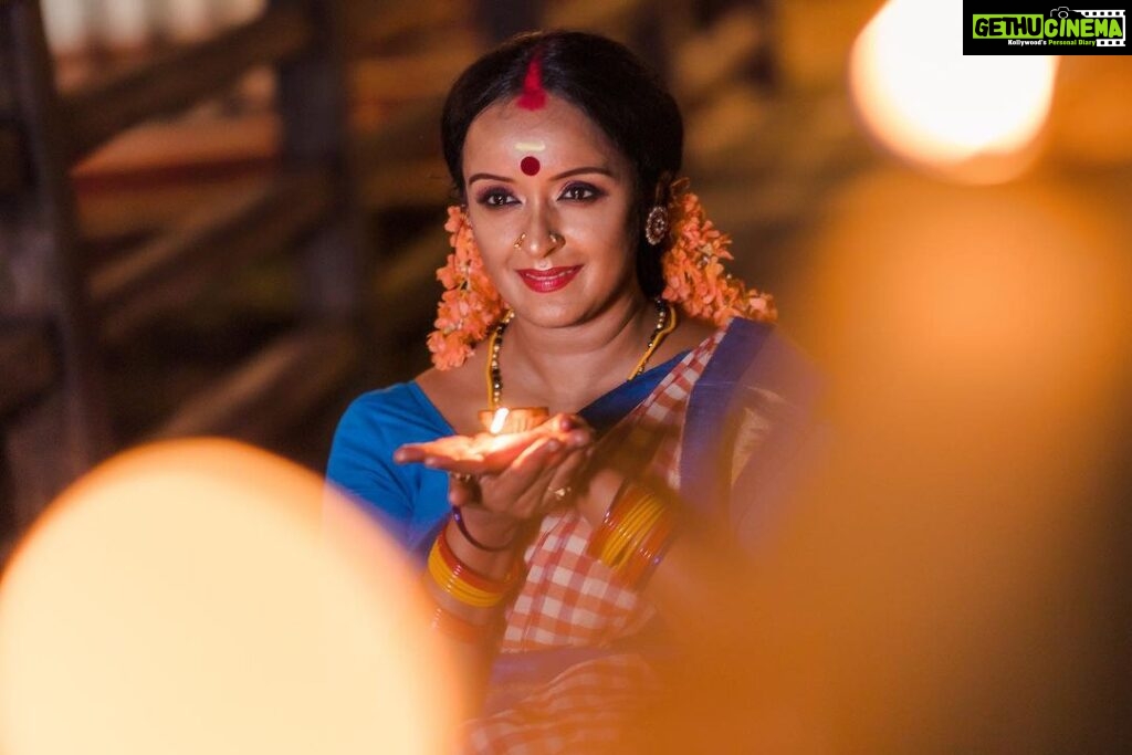 Shalu Menon Instagram - “ദീപാവലി ദിനത്തിൽ നിങ്ങൾ കൊളുത്തി വെയ്ക്കുന്ന ഈ ദീപം എന്നും ജീവിതത്തിൽ ഐശ്വര്യം കൊണ്ടുവരട്ടേ “ HAPPY DIWALI TO ALL ❤️ #diwalivibes #actresses #love #happy #trending
