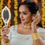 Shalu Menon Instagram - Onam shoot for @shalumenonhere Makeup @sandrabeautyparlour 📸 @sachinchandraphotography #onamshoot #onam #onamcelebration #nadan #makeup #mannar #makeupartistmavelikara #celebrity #makeupshoot #onamphotoshoot Sandra Beauty Parlour