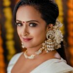 Shalu Menon Instagram - Onam shoot for @shalumenonhere Makeup @sandrabeautyparlour 📸 @sachinchandraphotography #onamshoot #onam #onamcelebration #nadan #makeup #mannar #makeupartistmavelikara #celebrity #makeupshoot #onamphotoshoot Sandra Beauty Parlour