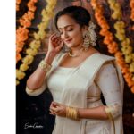 Shalu Menon Instagram - Onam shoot for @shalumenonhere Makeup @sandrabeautyparlour 📸 @sachinchandraphotography #onamshoot #onam #onamcelebration #nadan #makeup #mannar #makeupartistmavelikara #celebrity #makeupshoot #onamphotoshoot Sandra Beauty Parlour