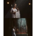 Shalu Menon Instagram - "Immersed in the past, where the allure of yesteryears meets the cultural richness of the present” 🌈 ✂️ @_prism.of.hari_ 📸 @abhimanue_k_raju 🥻 @vasudevan.arun 💄 @sooraj_surendra2022 Asst : @janeesh_vijayan_parayil Crew : @vaisakh_karun @abhijith_td #VintageElegance #InstaGood #PhotoOfTheDay #Beautiful #PicOfTheDay #Trending #InstaPic #PhotoShoot #ExploreMore #LifelsBeautiful #Memories #Wanderlust #AdventureTime #ChasingLight #SunsetLovers #NaturePhotography #TravelGram #Fashionista #VintageVibes #CandidCapture #BehindTheLens Kumarakom Heritage Resort