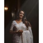 Shalu Menon Instagram - "Immersed in the past, where the allure of yesteryears meets the cultural richness of the present” 🌈 ✂️ @_prism.of.hari_ 📸 @abhimanue_k_raju 🥻 @vasudevan.arun 💄 @sooraj_surendra2022 Asst : @janeesh_vijayan_parayil Crew : @vaisakh_karun @abhijith_td #VintageElegance #InstaGood #PhotoOfTheDay #Beautiful #PicOfTheDay #Trending #InstaPic #PhotoShoot #ExploreMore #LifelsBeautiful #Memories #Wanderlust #AdventureTime #ChasingLight #SunsetLovers #NaturePhotography #TravelGram #Fashionista #VintageVibes #CandidCapture #BehindTheLens Kumarakom Heritage Resort