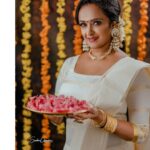 Shalu Menon Instagram - Happy Onam..❤️ ❤️❤️❤️ Dop-@sachinchandraphotography Mua-@sandrabeautyparlour Styling-@vasudevan.arun Courtesy-@jayakerala_visualcollections #onam2023#onamphotoshoot#onamvibes#dancer#actress #traditional#culture#photo#photooftheday#photographylovers#photography #art #artist #performer #traditionalsaree #traditionaljewellery