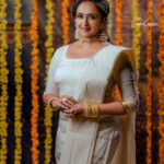 Shalu Menon Instagram - Happy Onam..❤️ ❤️❤️❤️ Dop-@sachinchandraphotography Mua-@sandrabeautyparlour Styling-@vasudevan.arun Courtesy-@jayakerala_visualcollections #onam2023#onamphotoshoot#onamvibes#dancer#actress #traditional#culture#photo#photooftheday#photographylovers#photography #art #artist #performer #traditionalsaree #traditionaljewellery