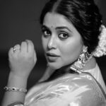 Shamna Kasim Instagram - No Indian girl can ever say no to the magic of Saree…. Styling: @vasudevan.arun Saree: @saanshi_handloom_kuthambully Blouse: @vasudevan.arun Jewelry: @emmadi_silver_jewellery Pics: @v_capturesphotography Hairstylist: @hairartistpoojagupta @etvtelugu2708 @etvwin #dheepremierleague #lovemyjob 🧿