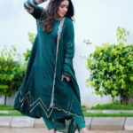 Shamna Kasim Instagram - Confidence has no competition… Costume: @nyrah_couture Jewelry: @emmadi_silver_jewellery Pics: @v_capturesphotography Hairstylist: @hairartistpoojagupta Personal staff: @pranay_kohli @etvtelugu2708 @etvwin #dheepremierleaguelatestpromo #lovemyjob 🧿