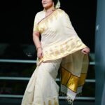 Shamna Kasim Instagram - No Indian girl can ever say no to the magic of Saree…. Styling: @vasudevan.arun Saree: @saanshi_handloom_kuthambully Blouse: @vasudevan.arun Jewelry: @emmadi_silver_jewellery Pics: @v_capturesphotography Hairstylist: @hairartistpoojagupta @etvtelugu2708 @etvwin #dheepremierleague #lovemyjob 🧿