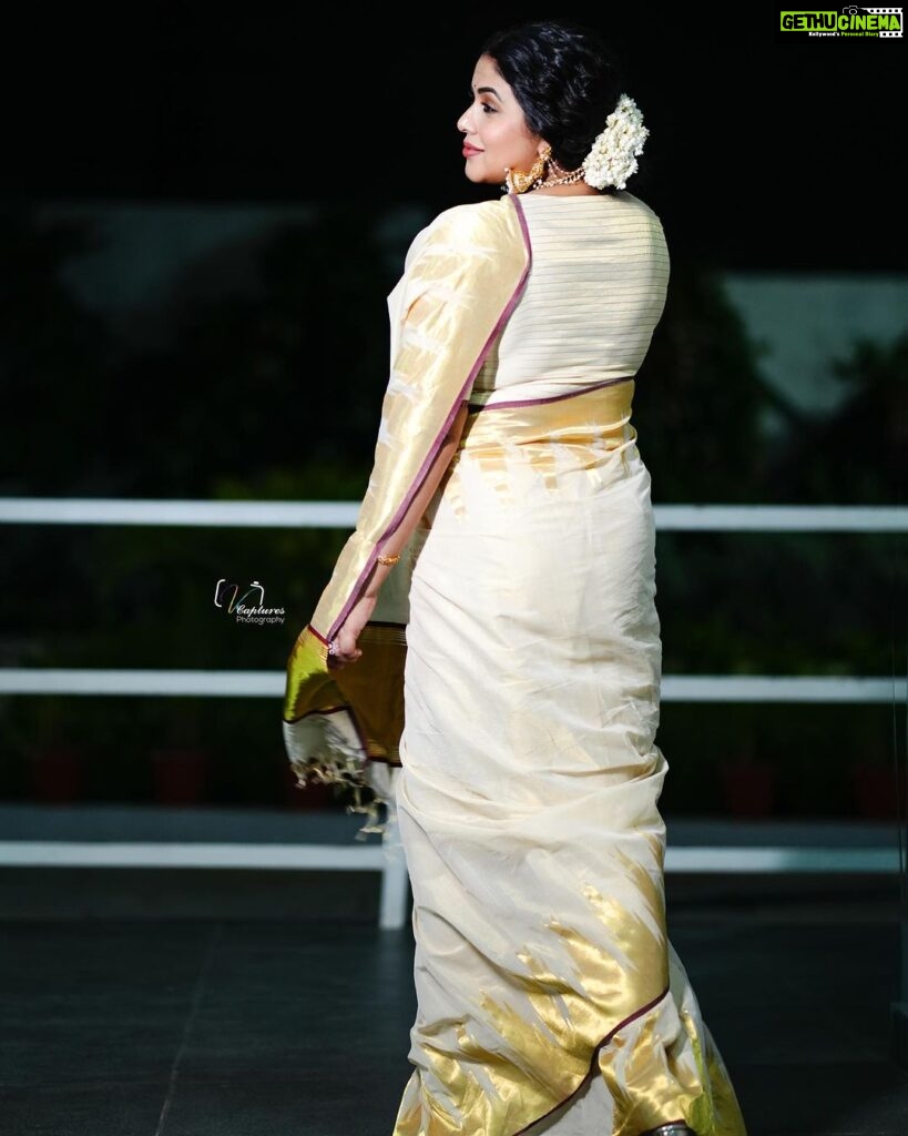 Shamna Kasim Instagram - No Indian girl can ever say no to the magic of Saree…. Styling: @vasudevan.arun Saree: @saanshi_handloom_kuthambully Blouse: @vasudevan.arun Jewelry: @emmadi_silver_jewellery Pics: @v_capturesphotography Hairstylist: @hairartistpoojagupta @etvtelugu2708 @etvwin #dheepremierleague #lovemyjob 🧿