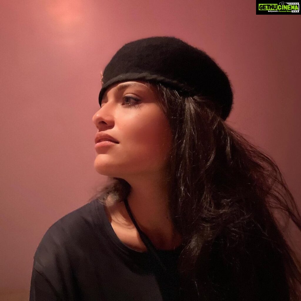 Sharvary Joshi Instagram - Stay high, but keep your feet down on earth. ❤ Pc : @babumishaai 🎃 #cute #❤ #black #tshirt #nudeshades #shotoniphone #randomclick #crush #love #hot #instagood #instadaily #instafashion #instalove #instagram #instamood #instalike #instaphoto #follow #beauty #beautifulgirls #beautiful #🍃 #follow #flashphotography #actress #actor #actorslife #acting #🎭 Ahmedabad, India