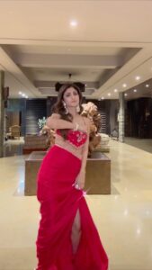 Shilpa Shetty Instagram - नवरात्रि नो जश्न, गरबा नो साथ, मज्जा नो scene ✨ 

Choreography: @rohit_dance0 

#NavratriSpecial #garba