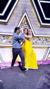 Shilpa Shetty Instagram - Hum toh Ek dum fidaa hain 💃🏻🕺🏻 aur aap? 😉 #InBetweenTakes #setlife #BTS #IGT #happysoul #EkDumEkDumHookStep