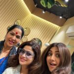 Shilpa Shetty Instagram - Mi Familia♥️ @sunandashetty10 #FamilyTime #love #unconditional #BlessedWithTheBest