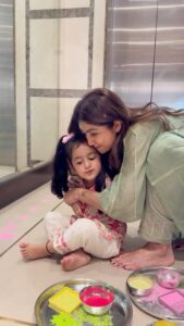 Shilpa Shetty Instagram - Keeping up with the tradition 🪔😍🎆 ।। शुभ दिवाली ।।🪔 #HappyDiwali #rangoli #festivaloflights #minime #gratitude #SSKJr