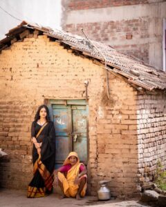 Shilpa Thakre Instagram - कहना नहीं आता ,

🥻 : @shivanimagdum007 
💄 : @aish_makeovers31 
📸 :  @sevenvowstories  @shivank_ghurake 

Managed by : @rakesh_rajesh_shah @rinkeshshah.raw

#shilpathakre #expressionqueen #saree #sareelove #sadagi #gratitude #love #beautiful #photo #photography #photooftheday #photoshoot #photographer #photogram #black #blackgirlmagic
