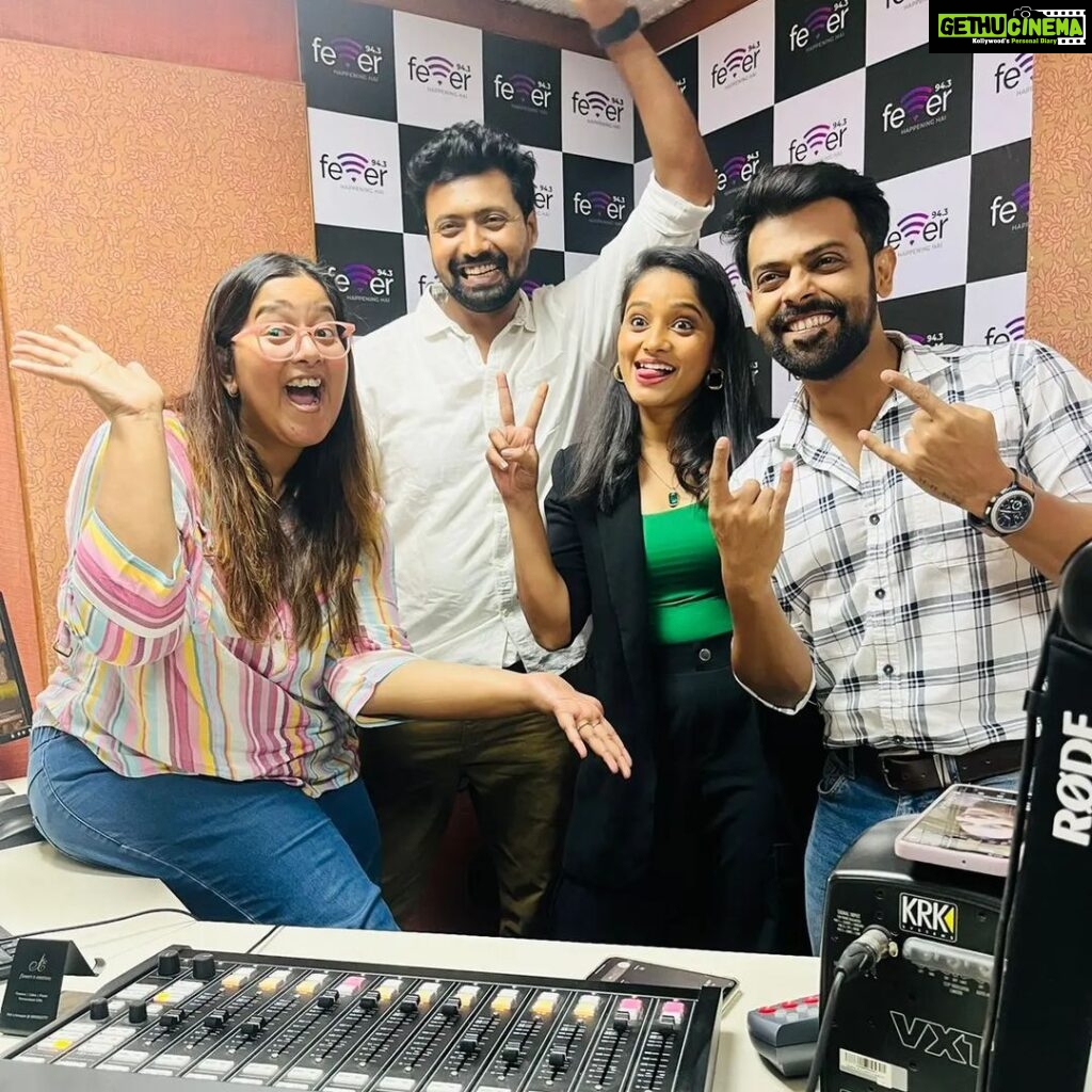 Shilpa Thakre Instagram - 'नवी जन्मेन मी' ह्या मालिकेच्या कलाकारांनी प्रमोशननिमित्त रेडिओ स्टेशनला भेट दिली. #SunMarathi #सनमराठी #सोहळानात्यांचा #SavaliHoinSukhachi #Promotion #Radio
