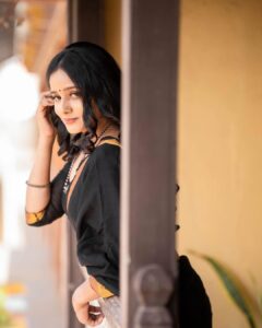 Shilpa Thakre Instagram - फ़ुरसत के पल, शाम सा सुकून
कुछ तुम्हारी बातें , कुछ मेरी बातो में तुम 

🥻 : @shivanimagdum007 
💄 : @aish_makeovers31 
📸 :  @sevenvowstories  @shivank_ghurake 

Managed by : @rakesh_rajesh_shah @rinkeshshah.raw

#shilpathakre #expressionqueen #saree #sareelove #sadagi #gratitude #love #beautiful #photo #photography #photooftheday #photoshoot #photographer #photogram #black #blackgirlmagic #insta #instagood #instadaily #instafashion #instamood